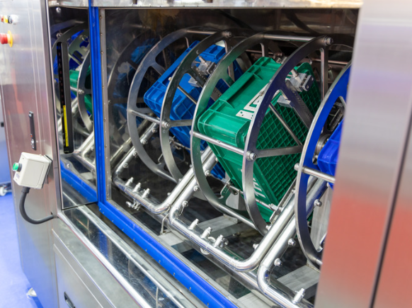 Pracownik produkcji automatyczne mycie skrzynek