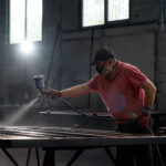 proces malowania bramy z poliwizorem w warsztacie