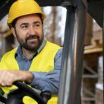 mezczyzna pracujacy w magazynie