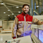 portret szczesliwego operatora maszyny w fabryce obrobki drewna