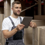 srednio strzal mezczyzna trzymajacy tablet