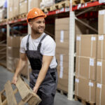 srednio strzal mezczyzna niosacy drewniany przedmiot